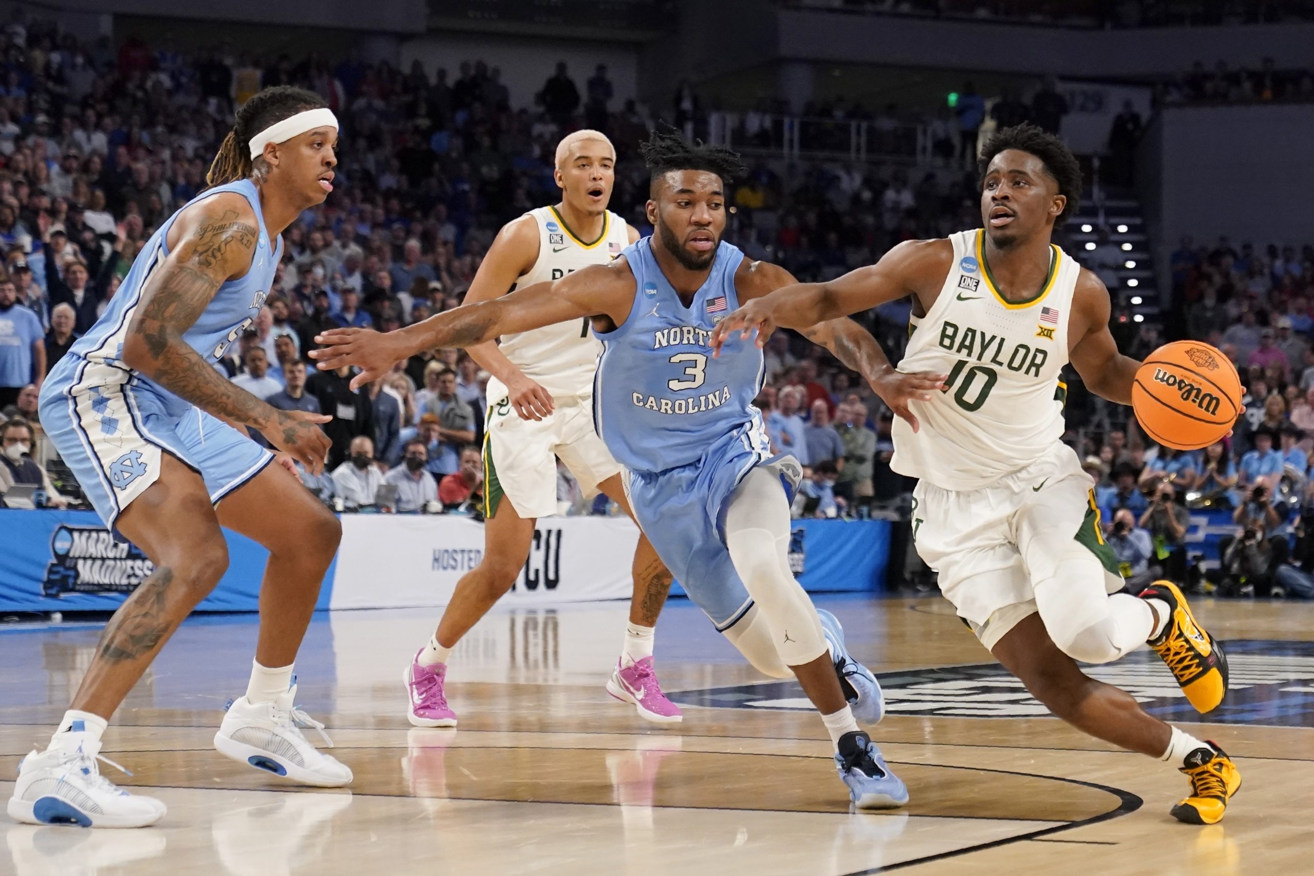 Whether you want bet on Cinderella-sized upsets or on a favourite to win it all, there are several options for how to bet on March Madness. Photo by Tony Gutierrez/AP.