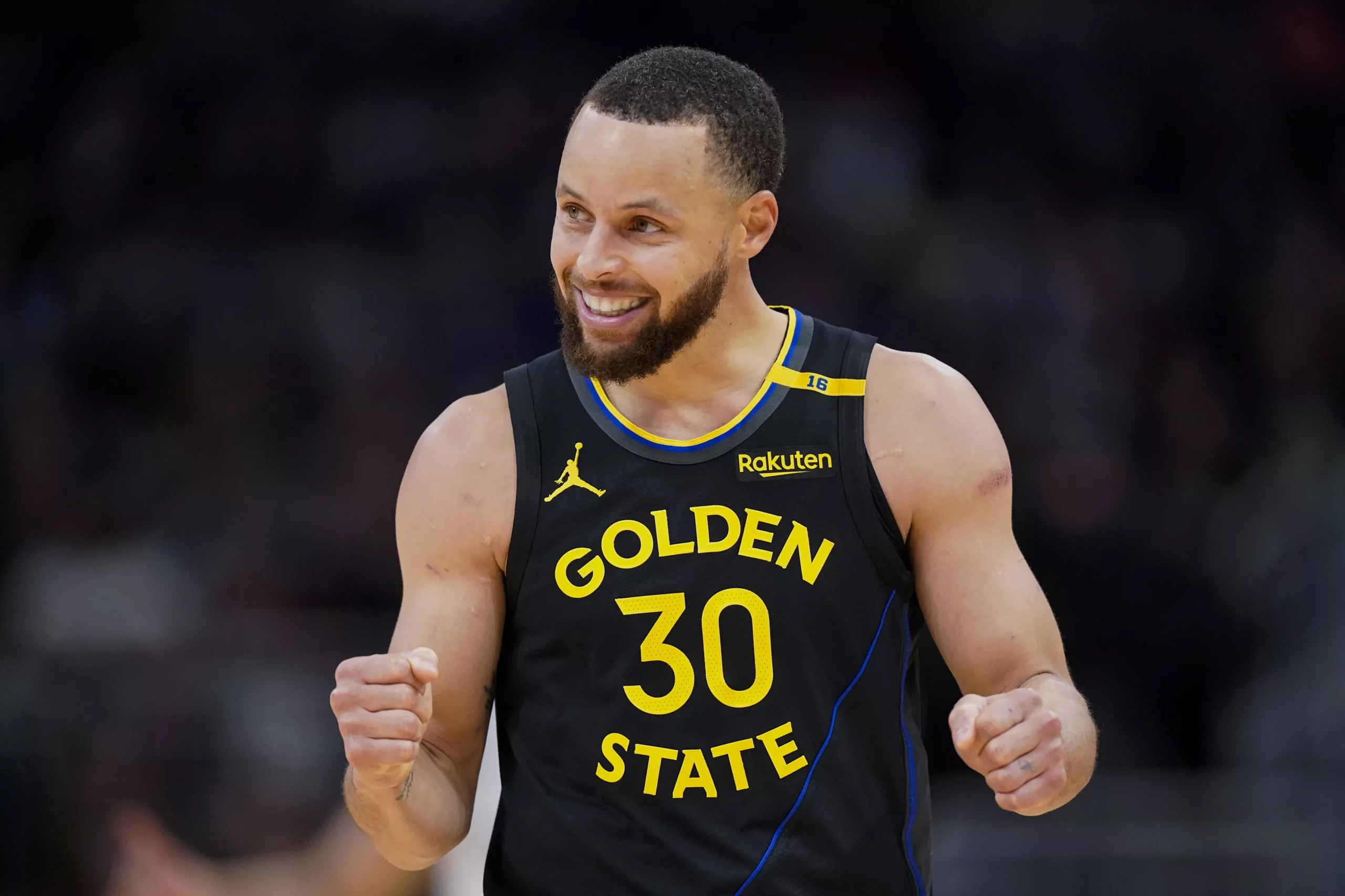 Curry has scored 30-plus points in four straight games. Photo by Andy Manis/AP.