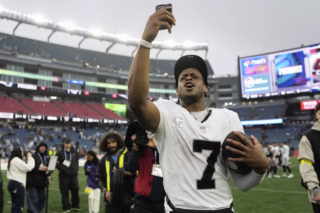 Bet on Geno Smith and Las Vegas Raiders against the Los Angeles Chargers. Photo by Robert F. Bukaty/AP.