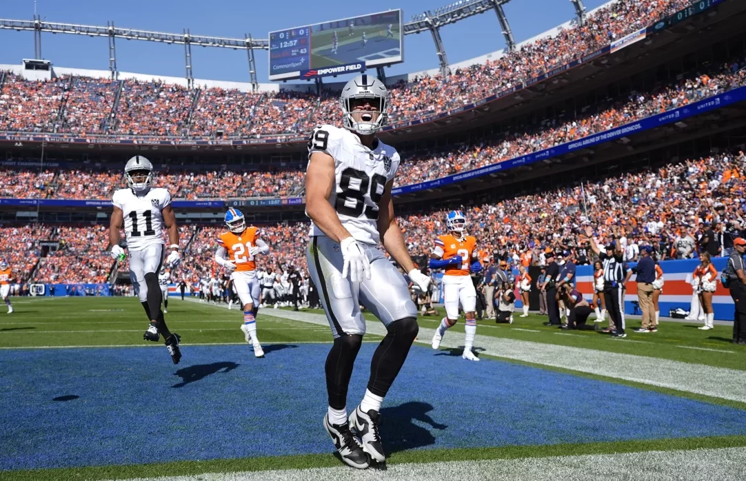 Brock Bowers had 12 catches last week in his return from a knee injury. Photo by Geneva Heffernan/AP.