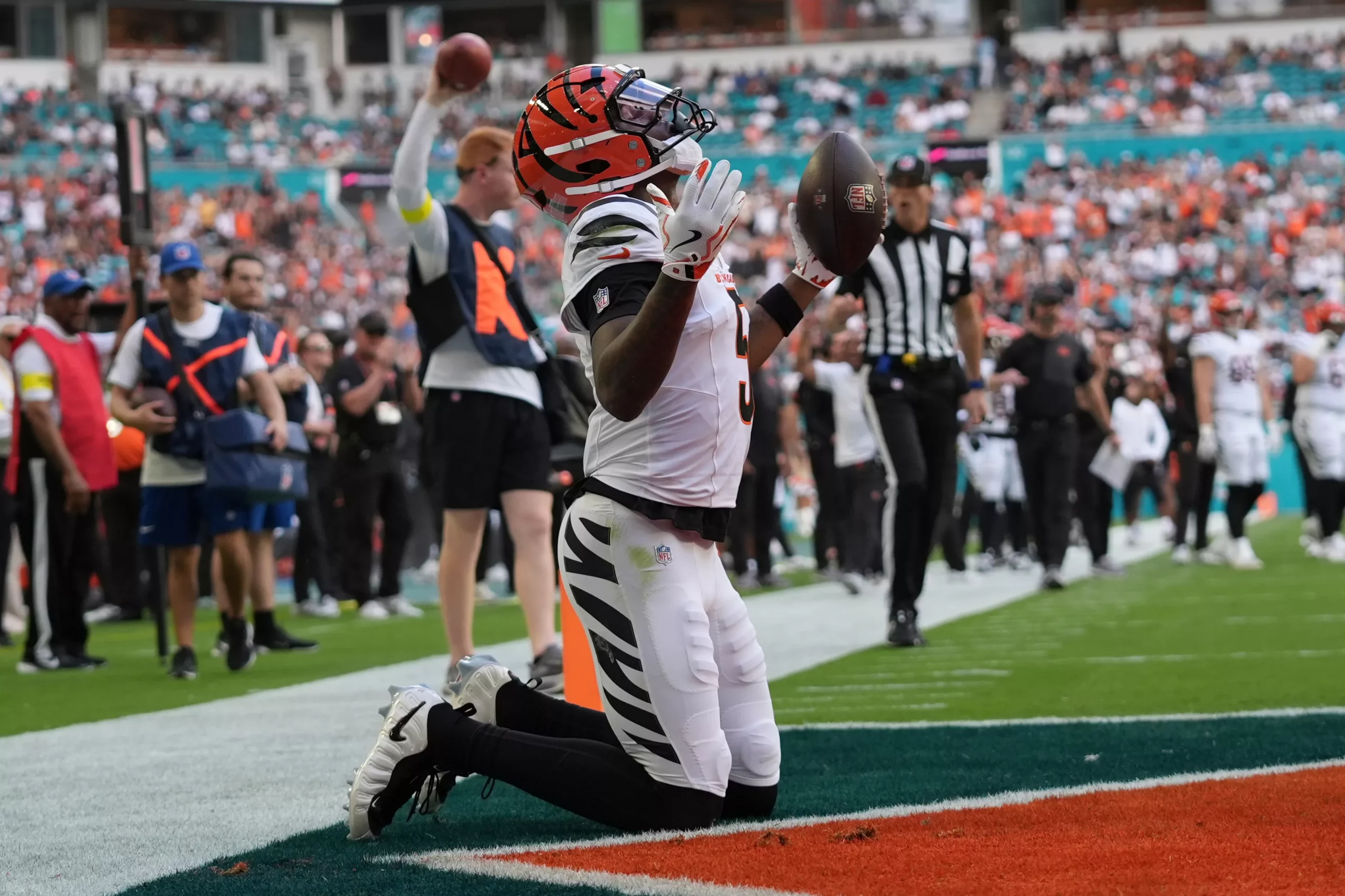 ATS picks for every Week 17 game. Photo by Lynne Sladky/AP.