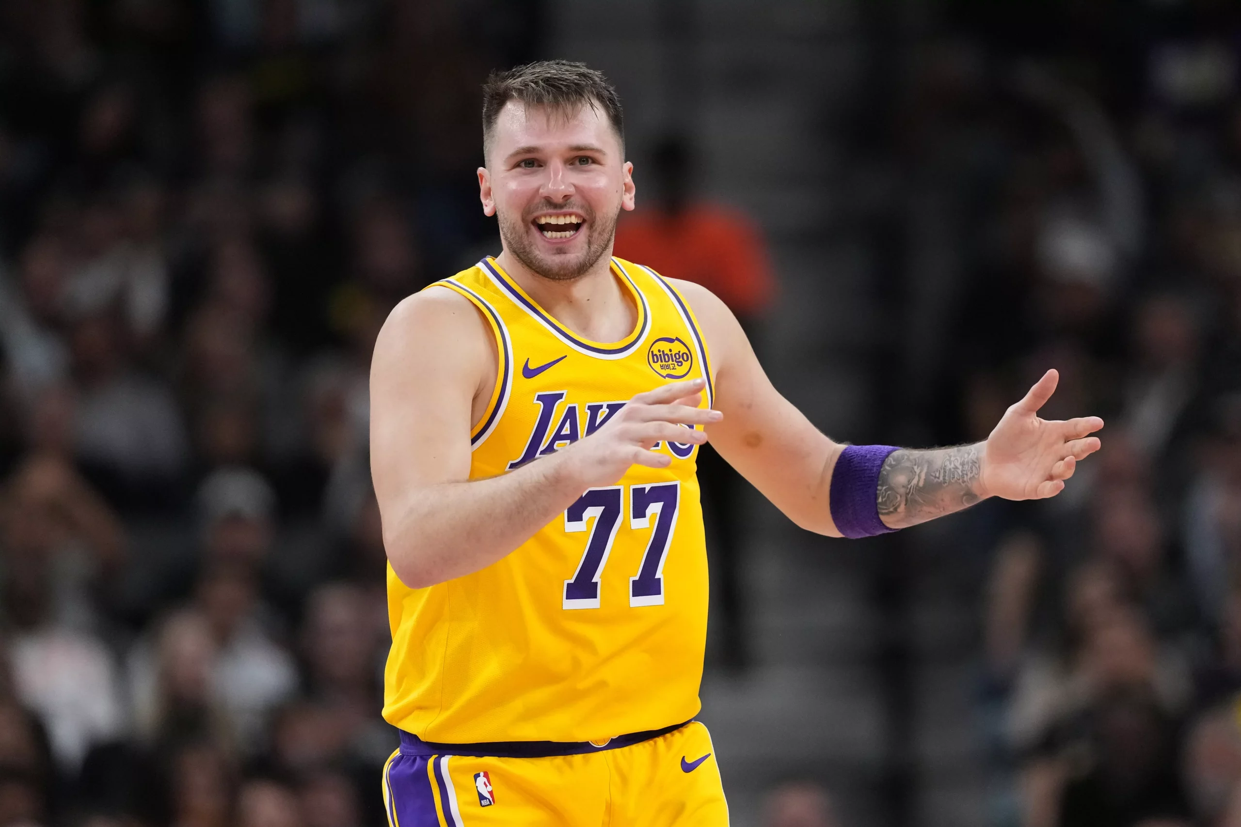 Back Doncic on Friday night in this +300 SGP! Photo by Eric Gay/AP.